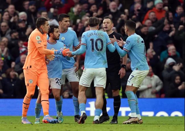 Cầu thủ và NHM Man City nổi điên sau bàn thắng gỡ hòa của MU 2