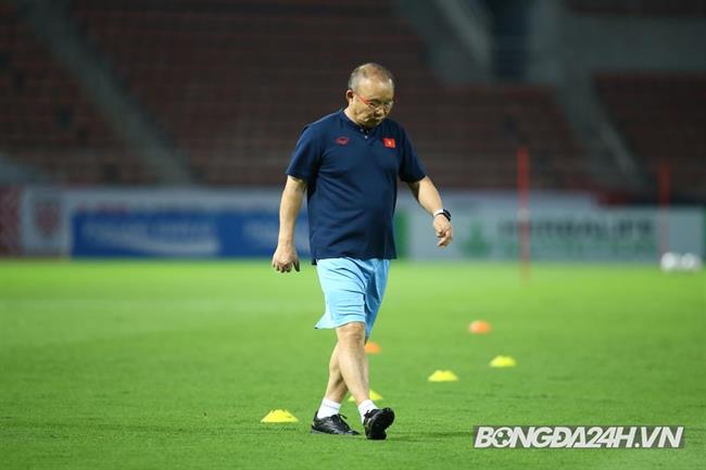 HLV Park Hang Seo soi từng met cỏ trên sân Thammasat