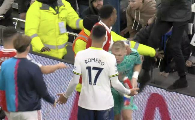 Thủ môn Ramsdale bị CĐV Tottenham lao xuống sân tấn công|lịch đá banh việt nam hôm nay