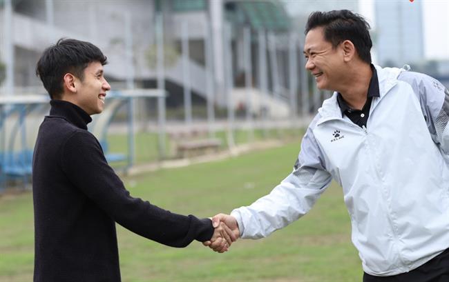 Hồng Duy xuất hiện giản dị trong ngày ra mắt đội bóng mới