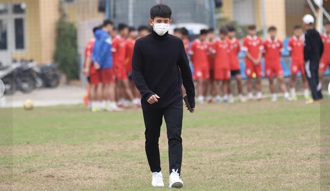 Hồng Duy xuất hiện giản dị trong ngày ra mắt đội bóng mới 1 Hồng Duy xuất hiện giản dị trong ngày ra mắt đội bóng mới 1