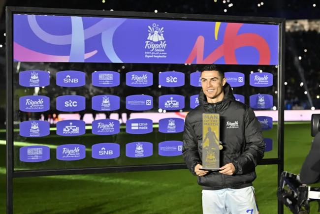 Cristiano Ronaldo bối rối khi được vinh danh 2