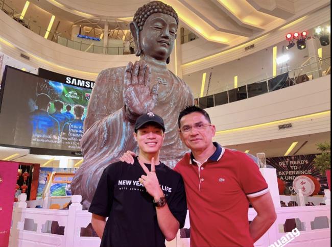 Văn Toàn hội ngộ thầy cũ trên đất Thái Lan