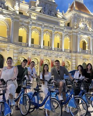 Van Lam tan huong ky nghi Tet ben gia dinh va ban gai Yen Xuan