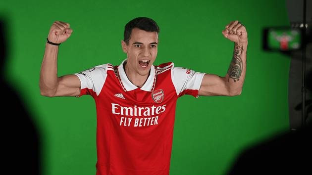 Robert Lewandowski da len tieng khen ngoi hau ve Jakub Kiwior