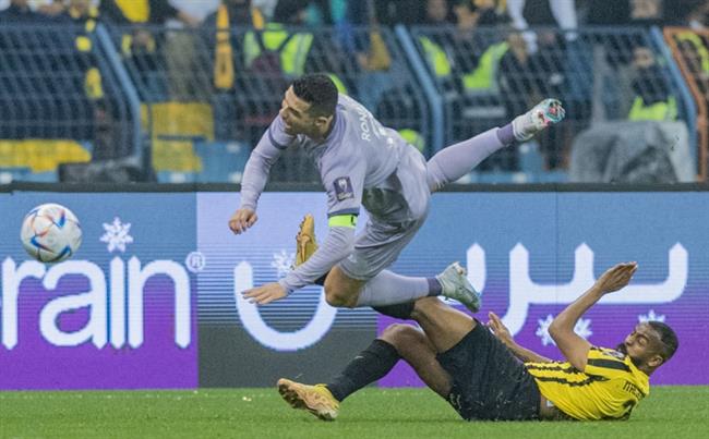 Ronaldo bị CĐV chế giễu khi hô vang tên Messi