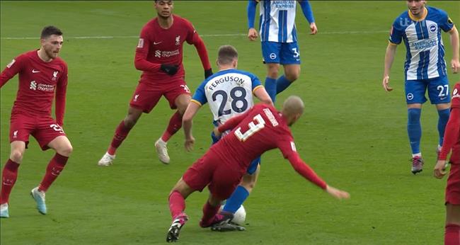 Tiền vệ Liverpool thoát thẻ đỏ sau pha bóng triệt hạ đối thủ 1
