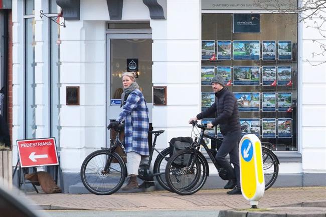 Vo chong HLV Ten Hag di xe dap dien tim nha moi