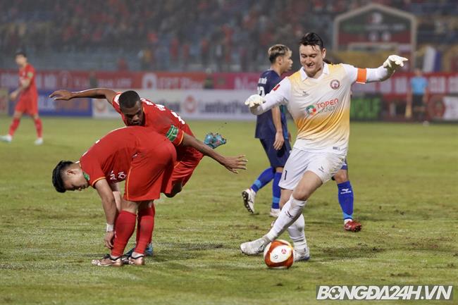 Văn Hậu cực gắt trong màu áo CAHN khi đối đầu bạn thân Đức Chinh 5
