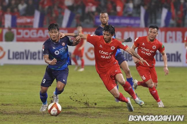 Văn Hậu cực gắt trong màu áo CAHN khi đối đầu bạn thân Đức Chinh