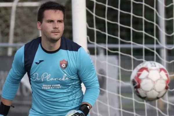 Arne Espeel qua đời khi đang ăn mừng vì cứu thua trên chấm 11m Arne Espeel qua doi khi dang an mung vi cuu thua tren cham 11m