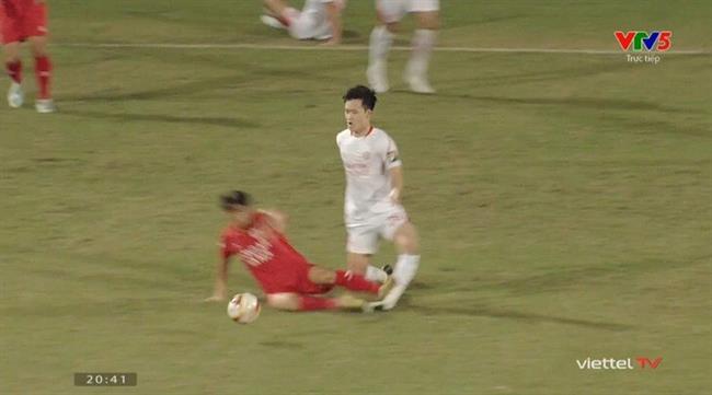 Bị đối phương vào bóng nguy hiểm, Hoàng Đức rời sân bằng cáng