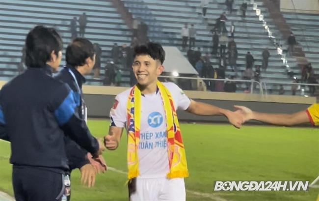 Hồng Duy rạng rỡ hỏi han đồng đội cũ sau trận hoà HAGL