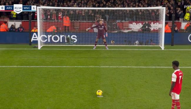 Ederson đấu trí với Bukayo Saka và cái kết Ederson dau tri voi Bukayo Saka va cai ket