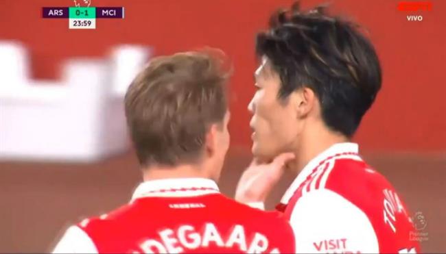 Martin Odegaard có hành động đẳng cấp với Takehiro Tomiyasu 2 Martin Odegaard có hành động đẳng cấp với Takehiro Tomiyasu 2