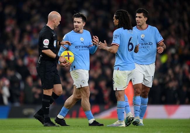 Jack Grealish chửi trọng tài sau khi Arsenal được hưởng penalty