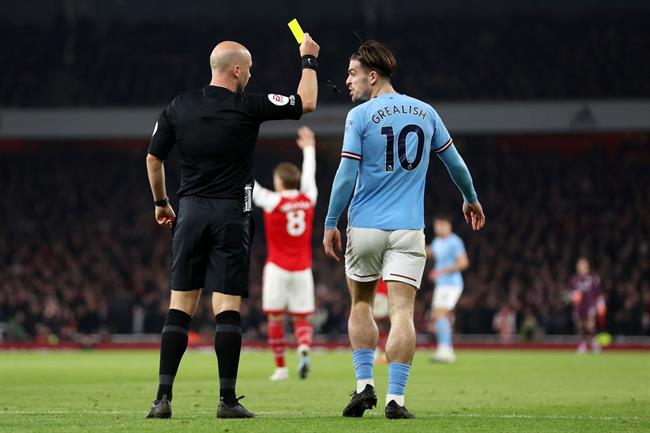 Jack Grealish chửi trọng tài sau khi Arsenal được hưởng penalty 1 Jack Grealish chửi trọng tài sau khi Arsenal được hưởng penalty 1