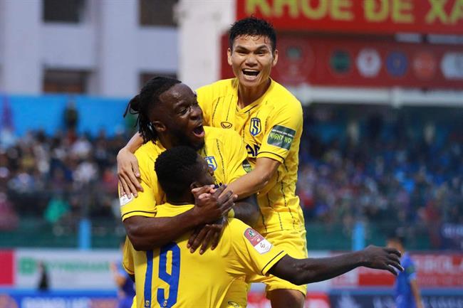 Video: Tiền đạo ngoại mở tỉ số cho Sông Lam Nghệ An trước TP.HCM