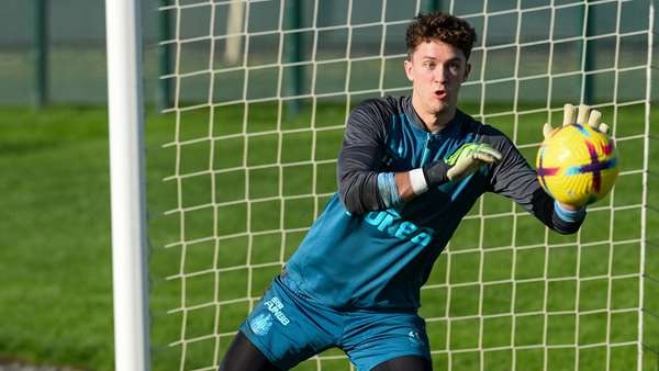 Max Thompson la cai ten duoc "chon mat gui vang" truoc tran dau kho khan