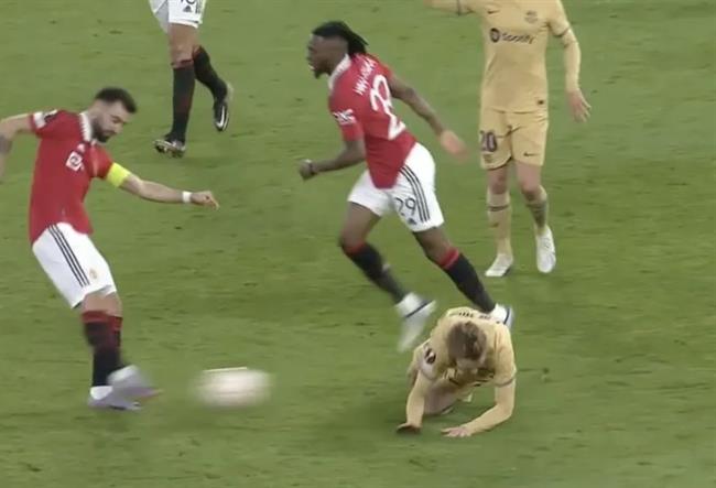 Bruno Fernandes gây sốc khi đá mạnh quả bóng vào De Jong đang nằm sân 1
