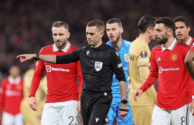 Bruno Fernandes ngán ngẩm với trọng tài sau khi bị thổi penalty 1 Bruno Fernandes ngán ngẩm với trọng tài sau khi bị thổi penalty 1