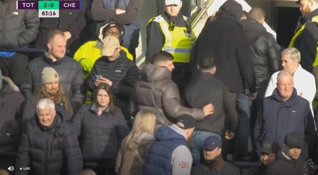 CdV Chelsea ra ve khi tran dau con chua ket thuc