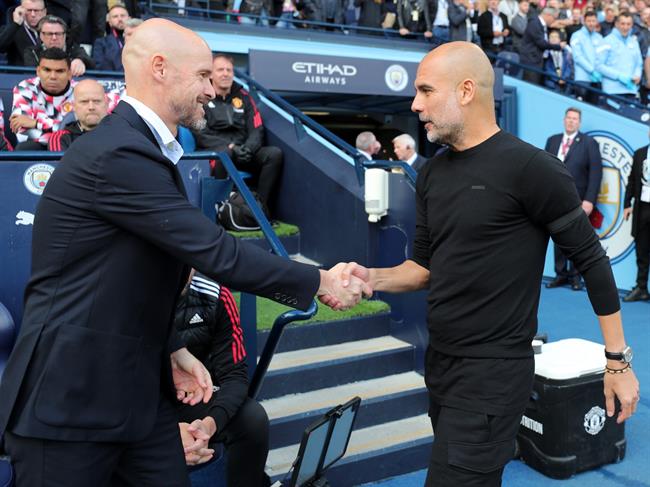 HLV Pep Guardiola chúc mừng MU