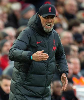 Klopp pressing CĐV lao xuống sân làm Robertson bị thương 3 Klopp pressing CĐV lao xuống sân làm Robertson bị thương 3