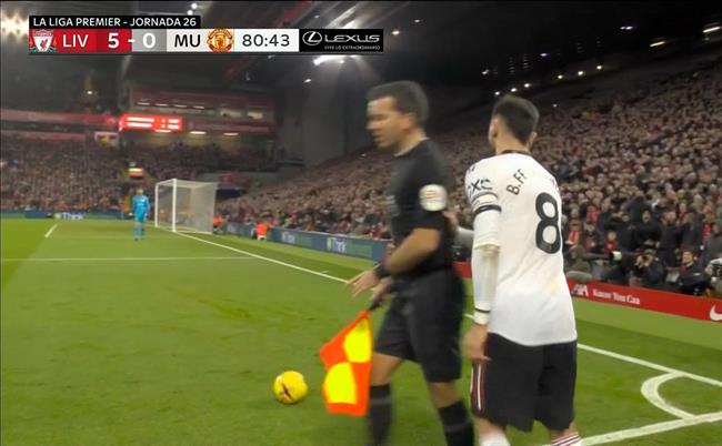 Bruno Fernandes thoát án phạt sau khi đẩy trọng tài 1 Bruno Fernandes thoát án phạt sau khi đẩy trọng tài 1