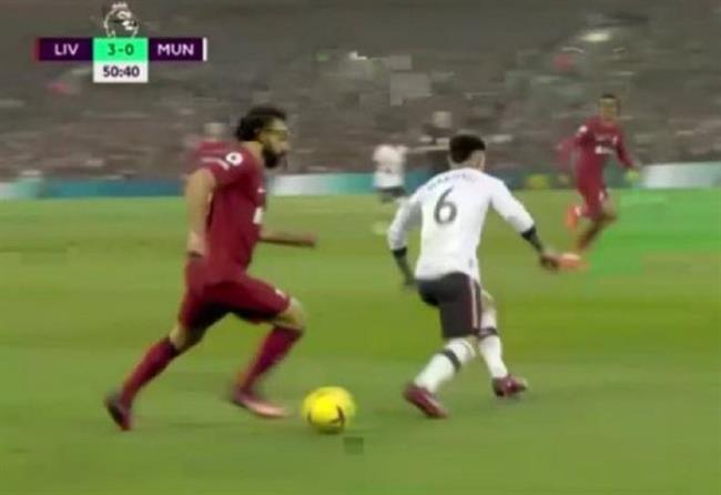 Salah biến Lisandro Martinez thành trò hề 