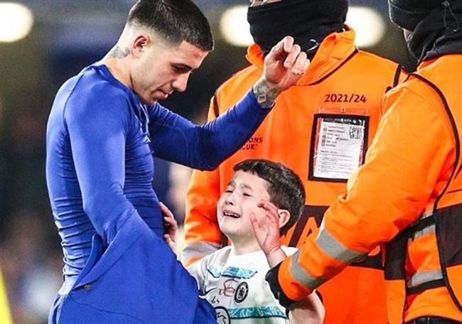 Enzo Fernandez tặng áo cho Mesi sau trận thắng Dortmund