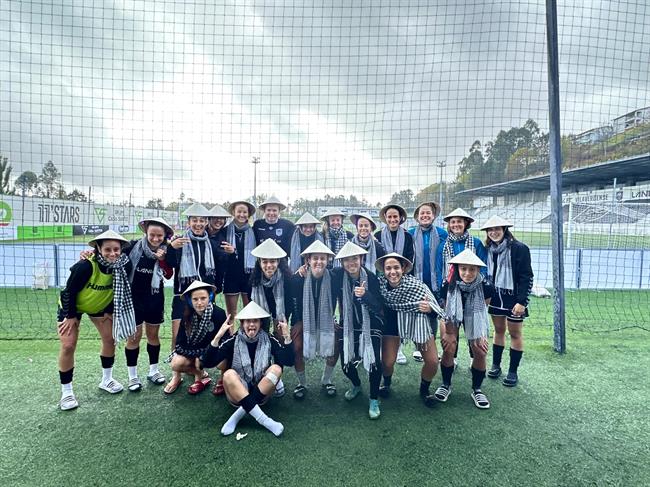 Huỳnh Như tặng quà quê cho đồng đội tại Lank FC 1