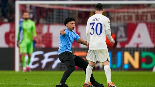 CĐV quá khích suýt đốn hạ Messi sau trận thua của PSG 1 CĐV quá khích suýt đốn hạ Messi sau trận thua của PSG 1