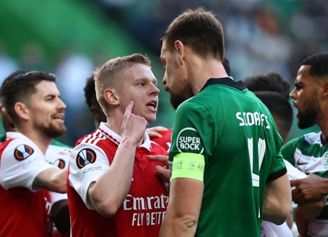 Oleksandr Zinchenko sút bóng vào mặt đối phương để trả thù 1