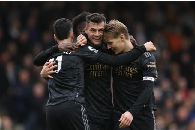 Arsenal danh bai Fulham 3-0