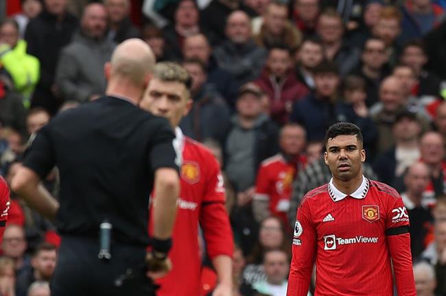 HLV Erik ten Hag tuc gian voi trong tai