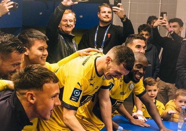 Điểm tin sáng 133 Hậu vệ Anh gây sốc với màn khóa môi đối thủ 3