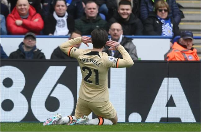 Rio Ferdinand ung ho Ben Chilwell an mung truoc Leicester