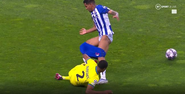 Sao Porto đỏ mặt sau khi bị hậu vệ Inter kéo tụt quần ở Cúp C1 1