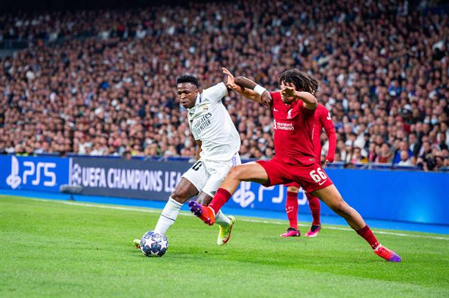 Jamie Carragher Alexander Arnold phòng ngự không đủ tốt 1