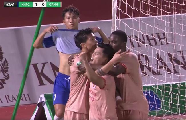 VIDEO: Đoàn Văn Hậu đánh đầu ghi bàn thắng đầu tiên cho CAHN