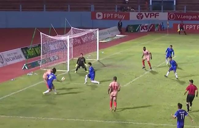 Sao U23 Việt Nam ghi bàn thắng hiếm thấy từ góc hẹp cho CAHN