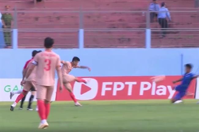 Xà ngang từ chối siêu phẩm sút xa của Phan Văn Đức