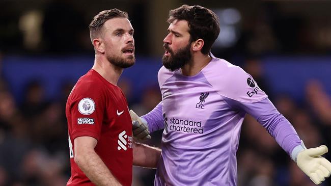 Alisson và Henderson suýt tẩn nhau trong trận gặp Chelsea 