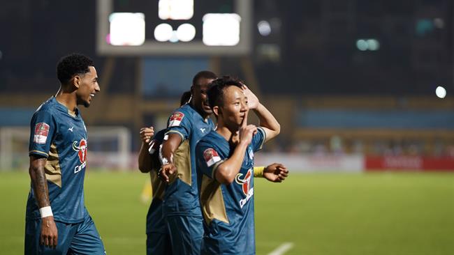 VIDEO: Châu Ngọc Quang ghi bàn thắng đẹp mắt vào lưới Viettel 