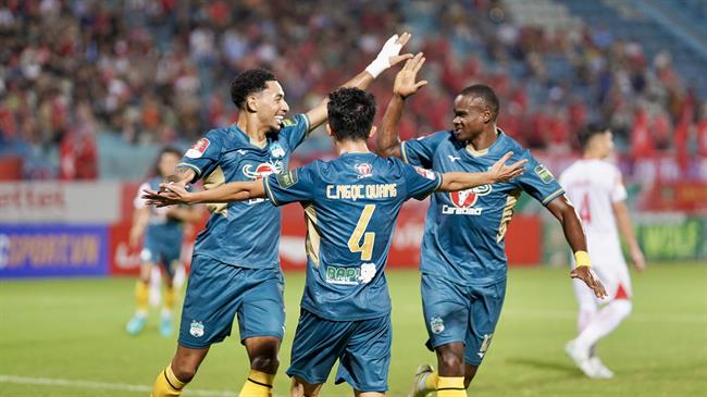 Bầu Đức nhắn nhủ điều đặc biệt đến NHM HAGL sau trận thắng Viettel 1