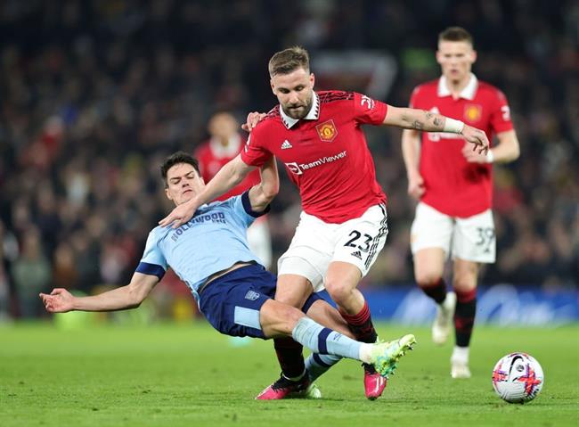 HLV Ten Hag không muốn mạo hiểm với chấn thương của Luke Shaw