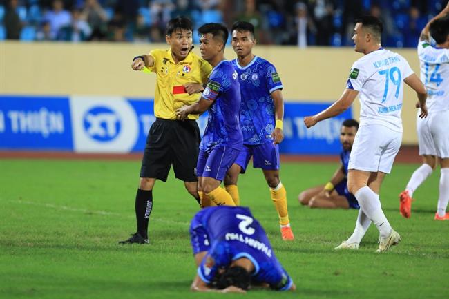 Trong tai Truong Hong Vu Nam dinh vs Khanh Hoa 7/4