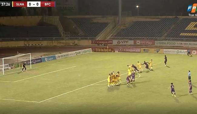 VIDEO: Tuyển thủ U20 Việt Nam lập siêu phẩm sút phạt vào lưới SLNA