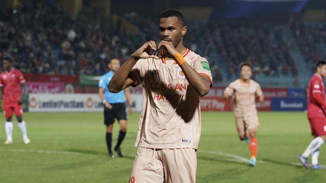 Khống chế bóng lỗi, ngoại binh CAHN vô tình sút tung lưới Hải Phòng FC